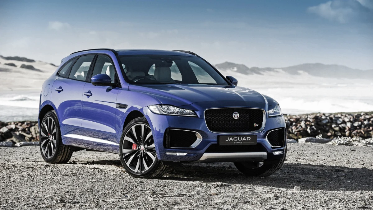 Синій Jaguar F-Pace на тлі піщаного узбережжя