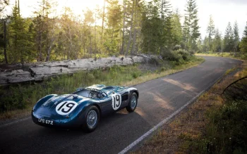 Вінтажний Jaguar C-Type на лісовій дорозі