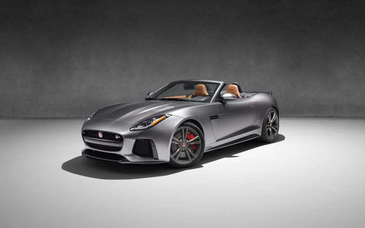 Сріблястий Jaguar F-Type SVR у студійному освітленні