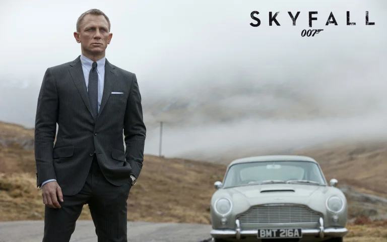 деніел крейг у ролі джеймса бонда поруч із aston martin db5 у шотландії, «скайфолл», джеймс бонд, 007 координати скайфолл, aston martin, астон мартін, гори, вершини, пагорби, деніел крейг, машини, автомобілі, погляди, погляд, тумани, туман, фільми, чоловіки, шотландія, кіно, кінематограф