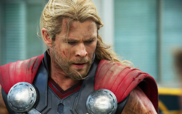 Кріс Хемсворт у ролі Тора з кіновсесвіту Marvel