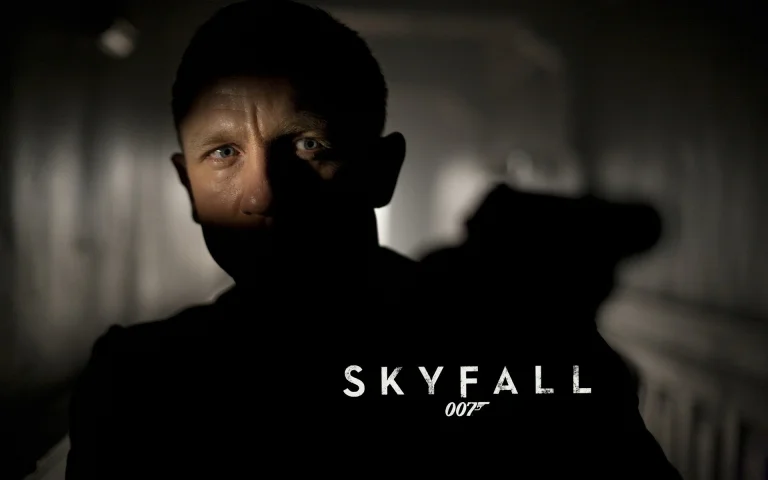 деніел крейг у ролі джеймса бонда у фільмі «007: координати „скайфолл“», 007 координати «скайфолл», 007 координати скайфолл, деніел крейг, джеймс бонд, зброя, персонажі, актори, погляди, погляд, фільми, чоловіки, кіно, кінематограф