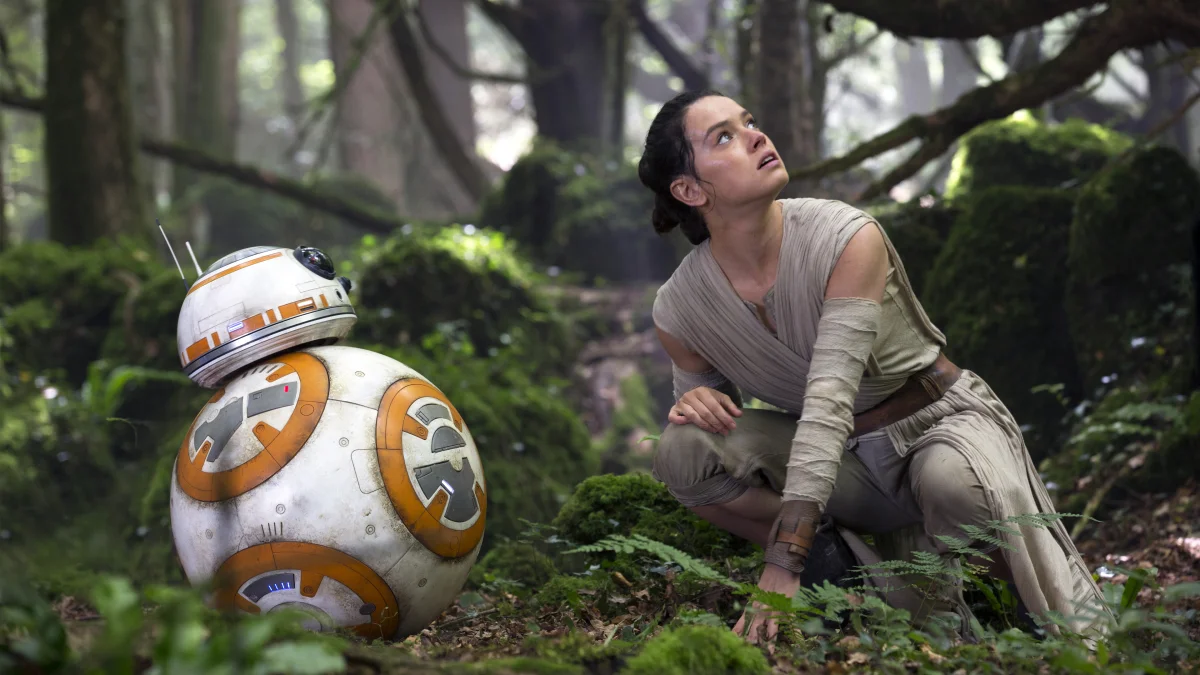 Рей и дроид BB-8 в лесах планеты Такодана