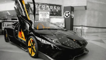 Чорно-жовтий Lamborghini Murcielago на виставці