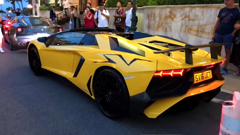 Ярко-желтый Lamborghini Aventador SV на вечерней улице