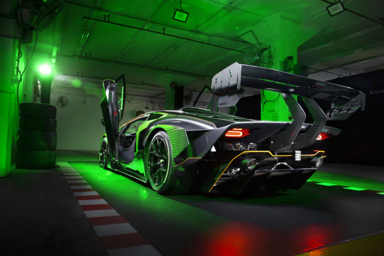 Lamborghini Essenza SCV12 в неоновом свете гаража