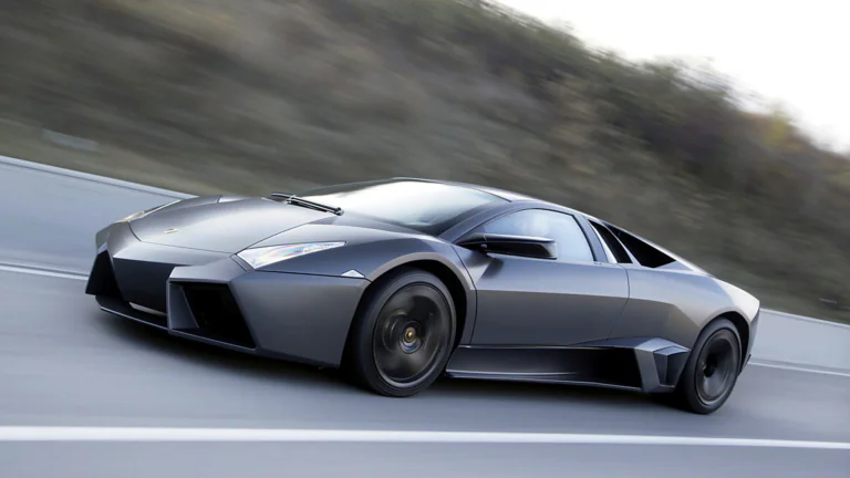 Матовый Lamborghini Reventon на скоростном шоссе