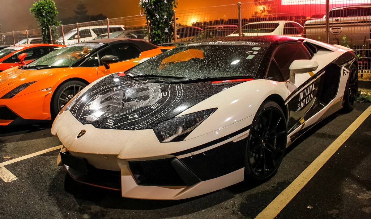 Спорткары Lamborghini Aventador на ночной парковке