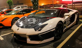 Спорткары Lamborghini Aventador на ночной парковке