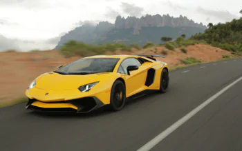 Желтый Lamborghini Aventador SV на горной дороге в Испании