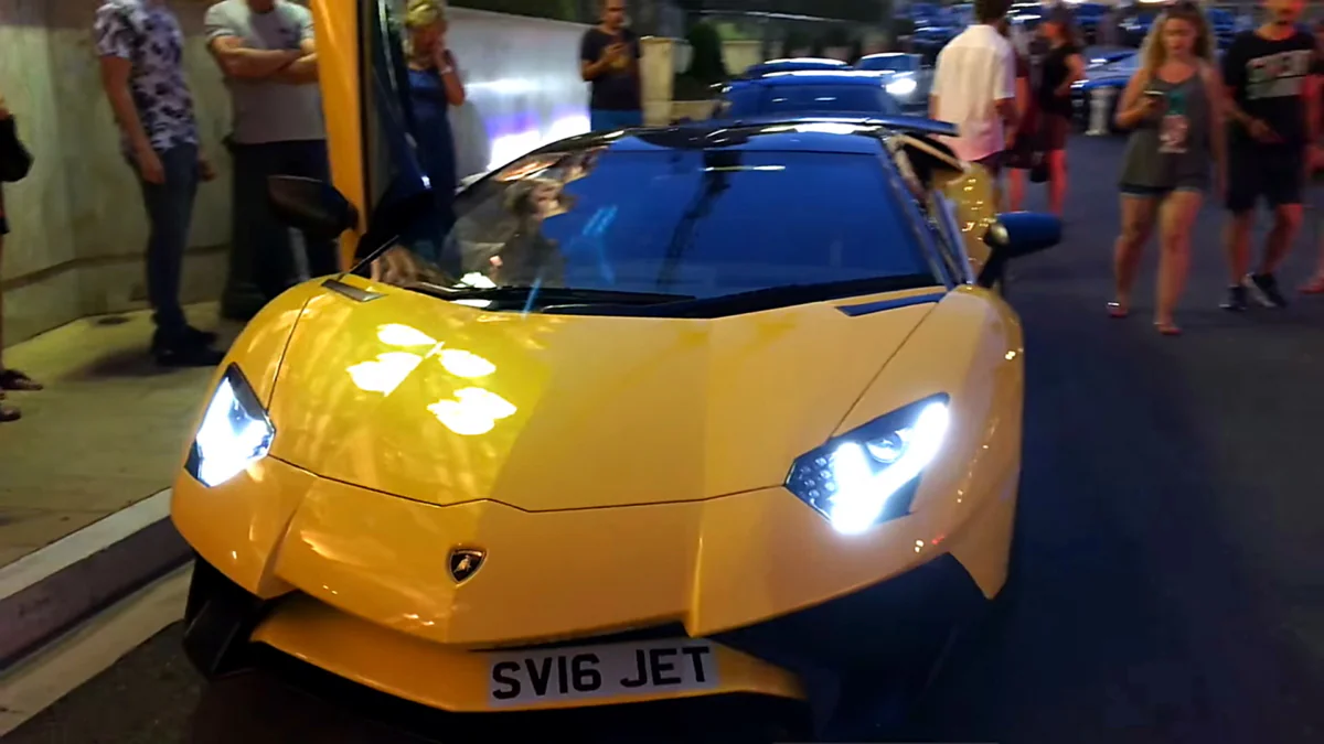 Ярко-желтый Lamborghini Aventador на вечерней улице