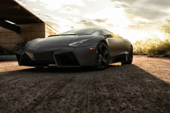 Матовый Lamborghini Reventon в лучах предзакатного солнца