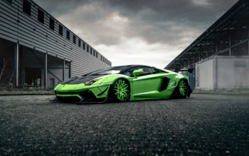 Ярко-зеленый Lamborghini Aventador на фоне индустриального пейзажа