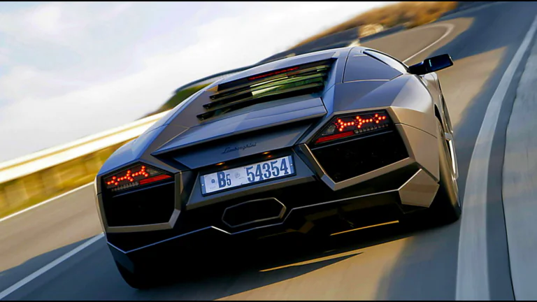 Сірий Lamborghini Reventon, що стрімко мчить по заміському шосе