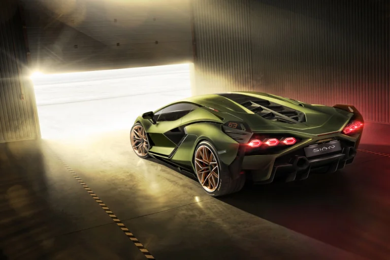 Зеленый Lamborghini Sian выезжает из гаража навстречу яркому свету