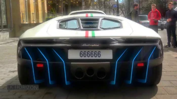 Белый Lamborghini Centenario с итальянским триколором на городской улице