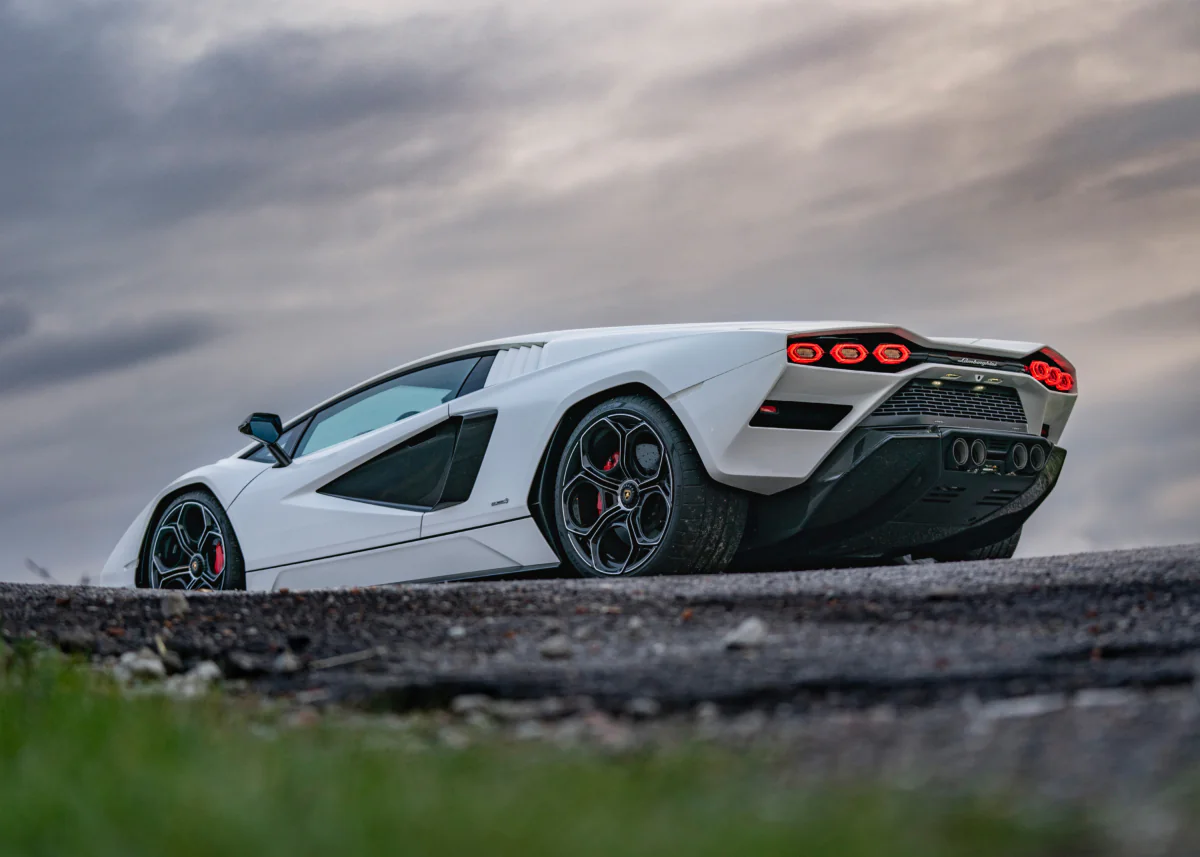 Белый Lamborghini Countach LPI 800-4 на фоне пасмурного неба