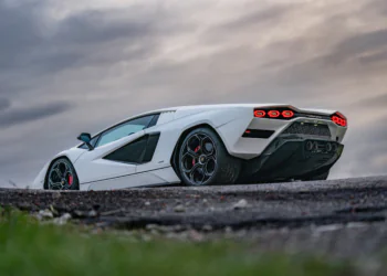 Белый Lamborghini Countach LPI 800-4 на фоне пасмурного неба