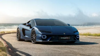 Синій Lamborghini Temerario на прибережній дорозі