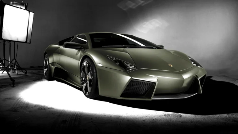 Студійний портрет Lamborghini Reventon у приглушеному світлі