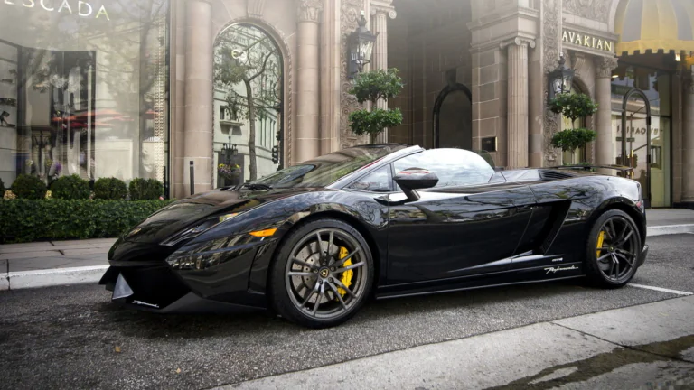Черный Lamborghini Gallardo LP 570-4 Spyder Performante на улице города