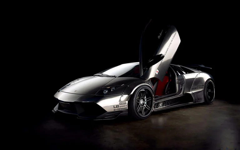 Сріблястий Lamborghini Murcielago з тюнінгом від Liberty Walk