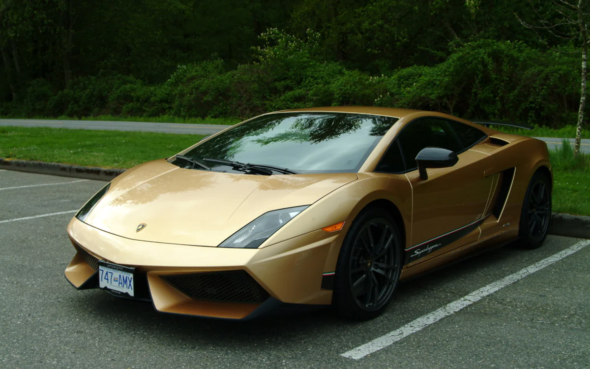 Золотистий Lamborghini Gallardo Superleggera на парковці