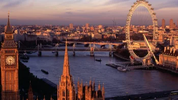 Золотистий світанок над Біг-Беном і оглядовим колесом London Eye