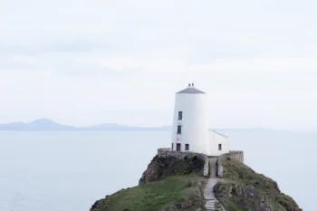 The snow-white Llandwin Tower against the backdrop of the calm sea in Wales