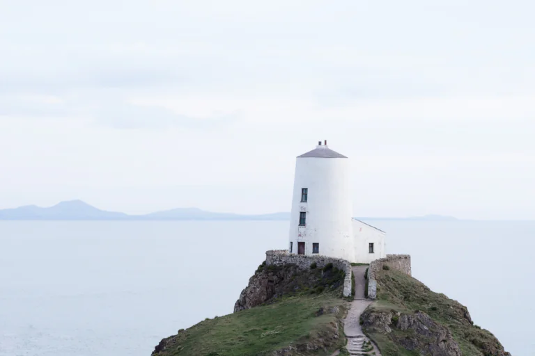 The snow-white Llandwin Tower against the backdrop of the calm sea in Wales