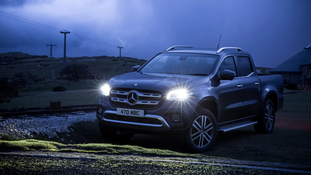 Пікап Mercedes-Benz X-Class із увімкненими фарами
