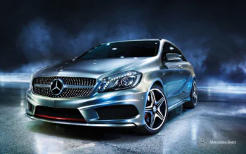 Серебристый Mercedes-Benz A-Class в лучах студийного света