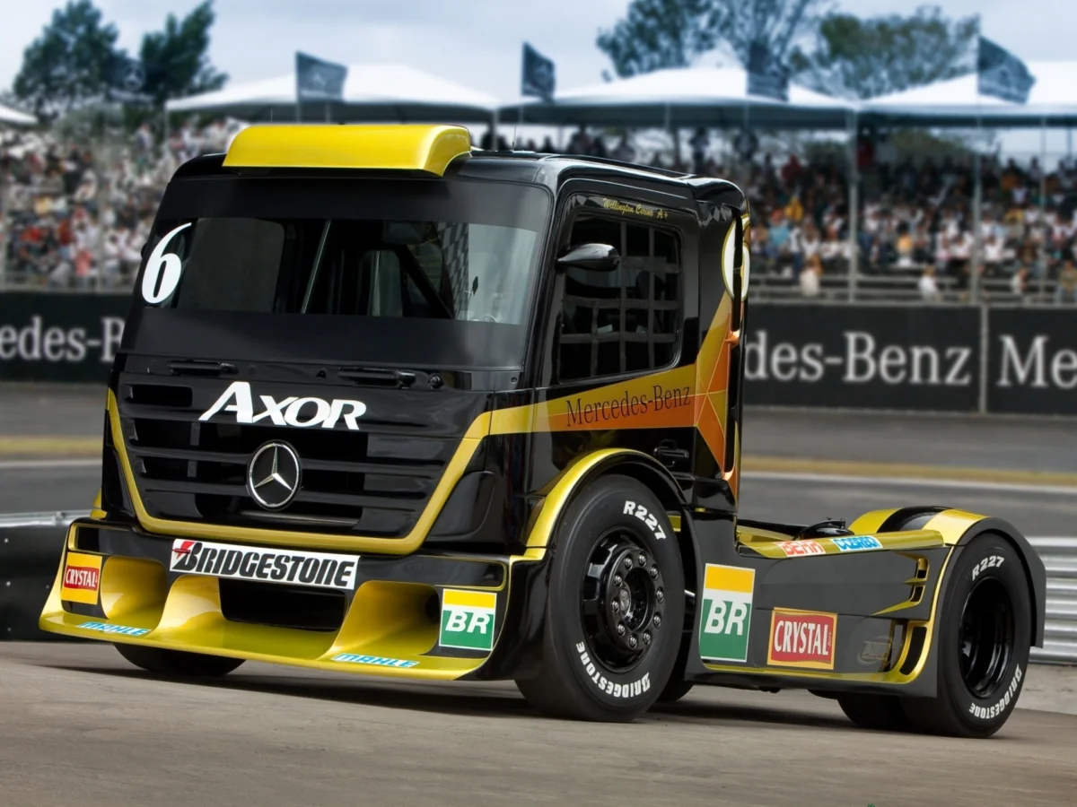 Гоночный грузовик Mercedes-Benz Axor на трассе