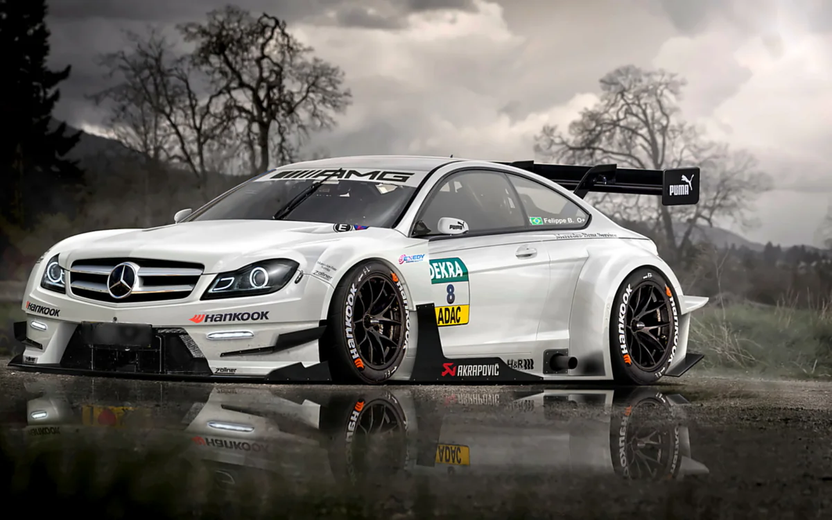 Гоночний Mercedes-Benz C-Class DTM на мокрому асфальті