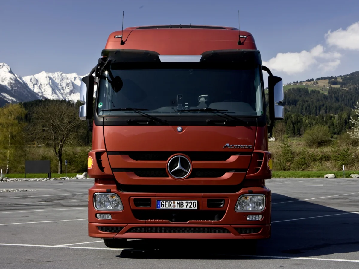 Вантажівка Mercedes-Benz Actros на тлі засніжених Альп