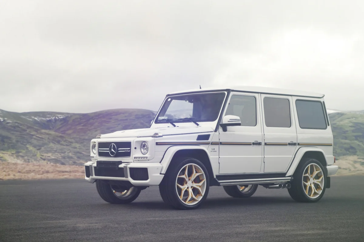 Белый Mercedes-Benz G-Class на фоне туманных холмов