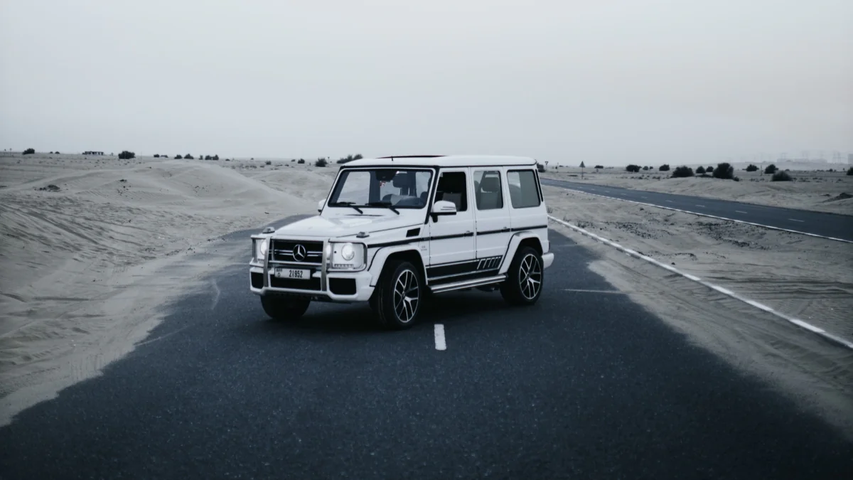 Белый внедорожник Mercedes-Benz G-Class на пустынной дороге в ОАЭ