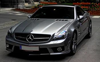 Серебристый Mercedes-Benz SL-класса на городской улице
