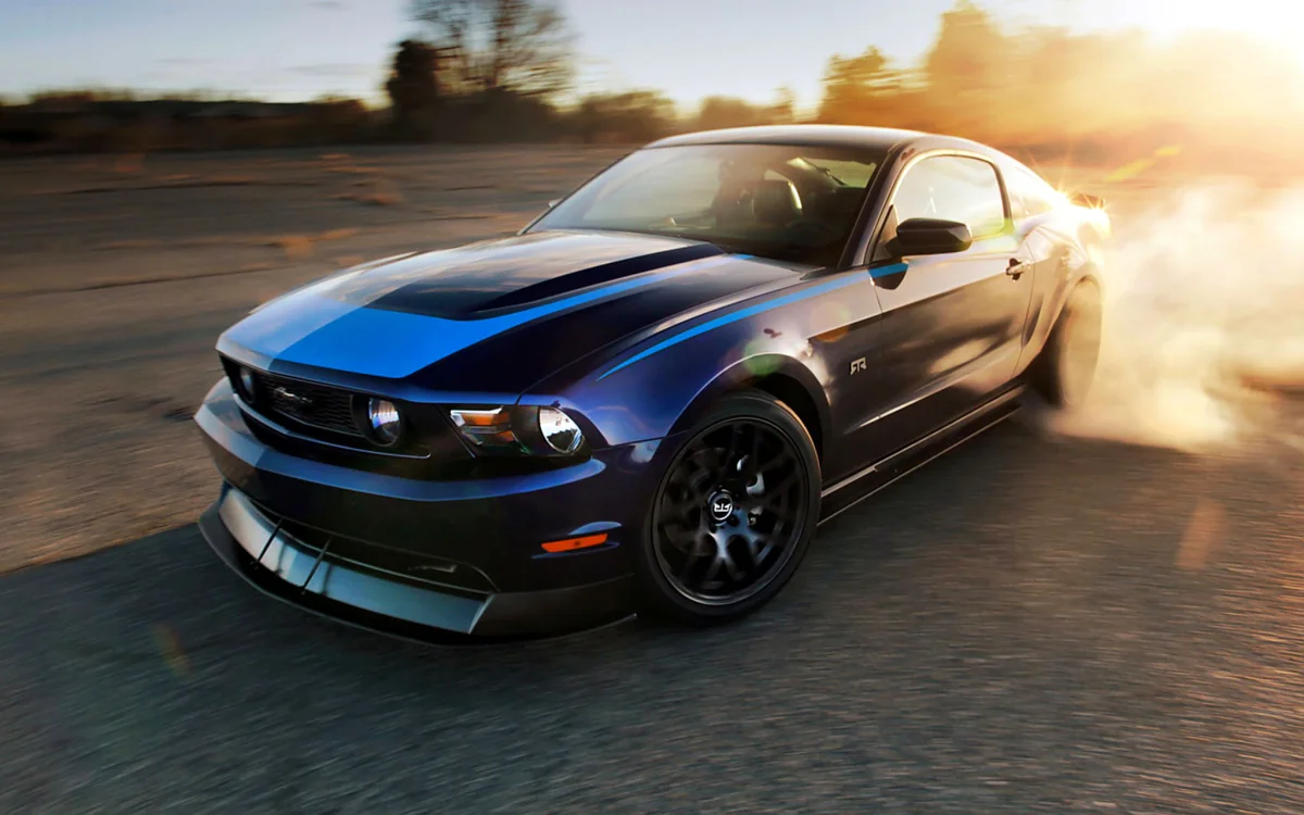 Ford Mustang RTR у променях призахідного сонця