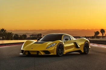 жовтий hennessey venom f5 на гоночній трасі, hennessey venom f5, hennessey, диски, колеса, дороги, шляхи, траси, шосе, магістралі, автостради, проспекти, проїзди, захід сонця, машини, автомобілі, небо, пальми, суперкари, гіперкари, фари, хеннессі, авто