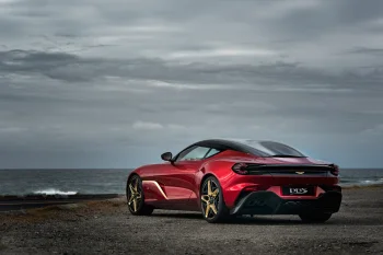 красный aston martin dbs gt zagato на фоне морского побережья, aston martin dbs gt zagato, aston martin, астон мартин, диски, колеса, машины, автомобили, море, моря, небо, облака, тучи, спорткары, суперкары, гиперкары, авто