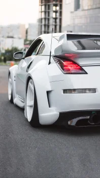 белоснежный nissan 350z на городских улицах, nissan 350z, nissan, дороги, пути, трассы, шоссе, магистрали, автострады, проспекты, проезды, машины, автомобили, ниссан, спорткары, тюнинг, авто
