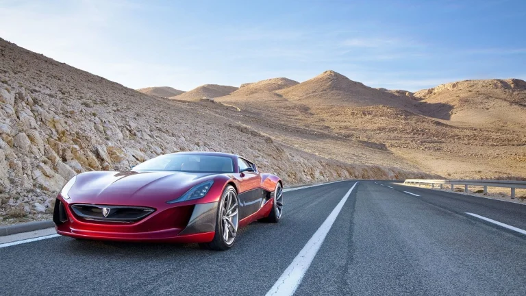 Rimac Concept_One на гірській дорозі