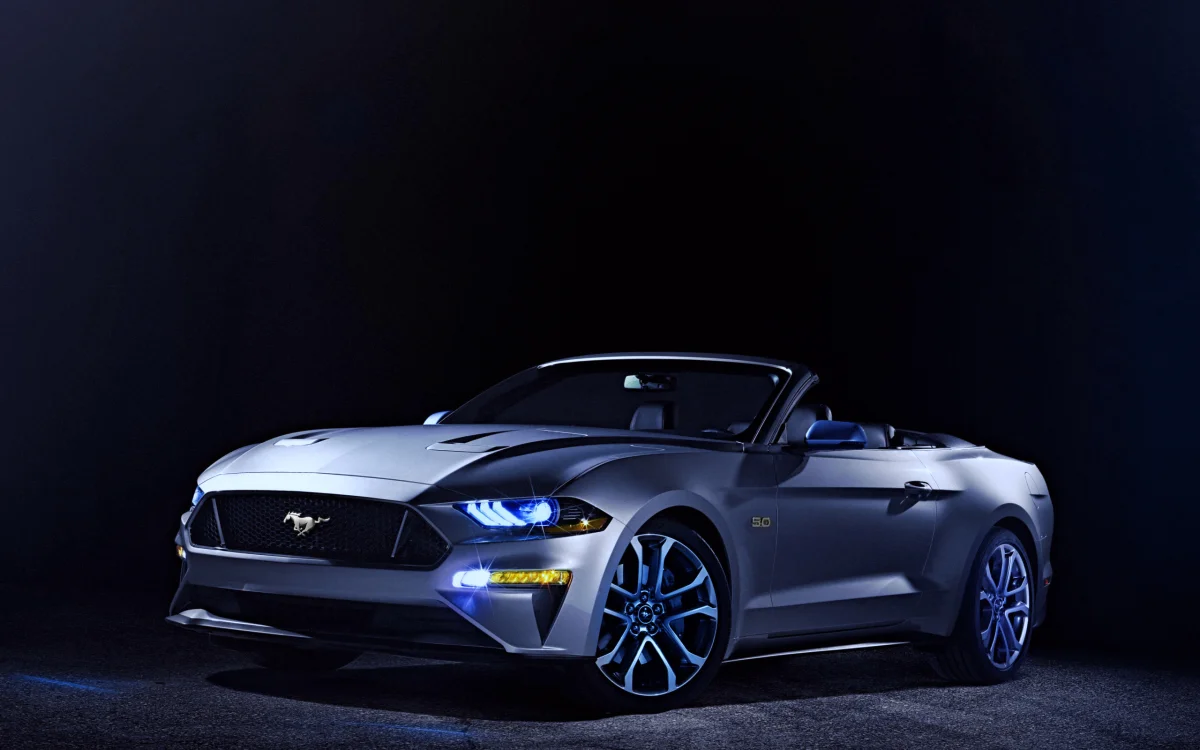 серебристый ford mustang convertible в лучах студийного света, ford mustang convertible, ford, диски, колеса, кабриолеты, машины, автомобили, спорткары, фары, авто