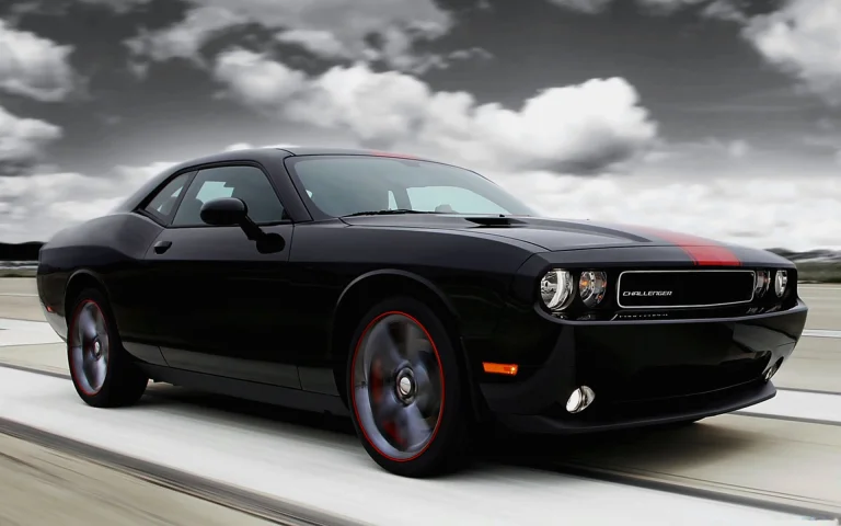 черный dodge challenger на скоростной трассе, dodge challenger, dodge, додж, дороги, пути, трассы, шоссе, магистрали, автострады, проспекты, проезды, машины, автомобили, облака, тучи, спорткары, фары, авто