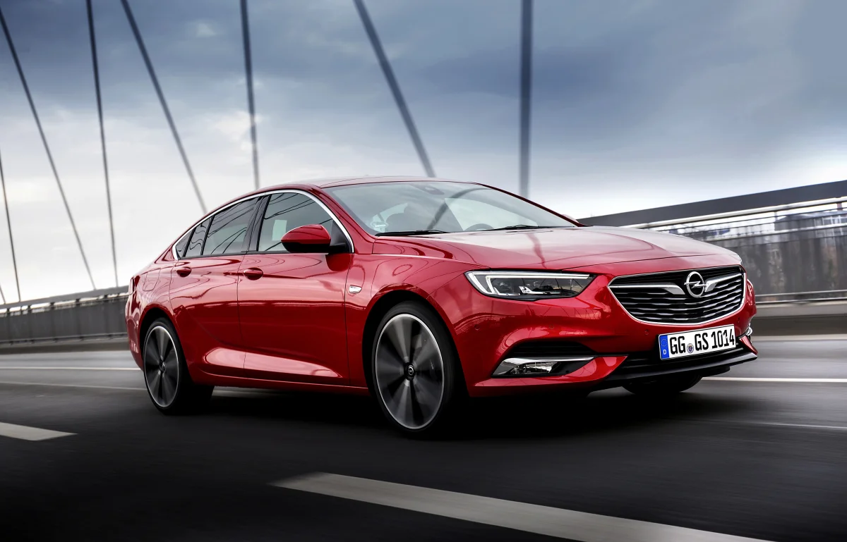 Червоний Opel Insignia рухається по вантовому мосту