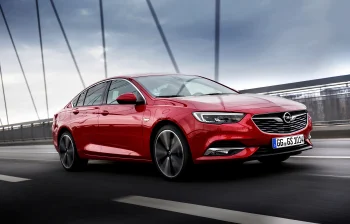 Красный Opel Insignia в движении по вантовому мосту