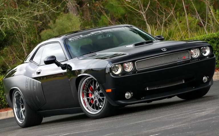 черный dodge challenger srt8 на фоне лесной зелени, dodge challenger srt8, dodge, деревья, диски, колеса, додж, машины, автомобили, спорткары, фары, авто