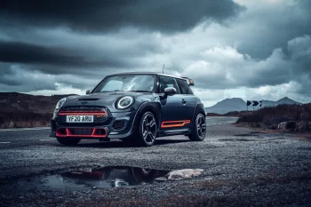 mini john cooper works gp на фоне сурового шотландского пейзажа, mini john cooper works gp, mini, горы, вершины, холмы, дороги, пути, трассы, шоссе, магистрали, автострады, проспекты, проезды, машины, автомобили, мини, облака, тучи, авто