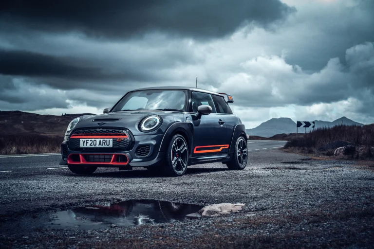 mini john cooper works gp на фоне сурового шотландского пейзажа, mini john cooper works gp, mini, горы, вершины, холмы, дороги, пути, трассы, шоссе, магистрали, автострады, проспекты, проезды, машины, автомобили, мини, облака, тучи, авто